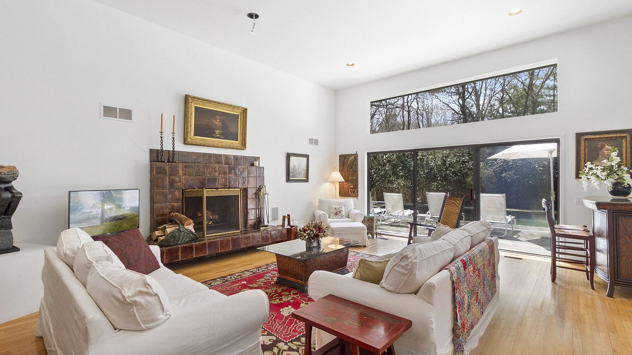 Photo of Livingroom in Wainscott