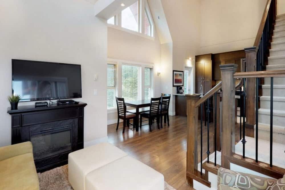 Photo of Livingroom in Harrison Hot Springs