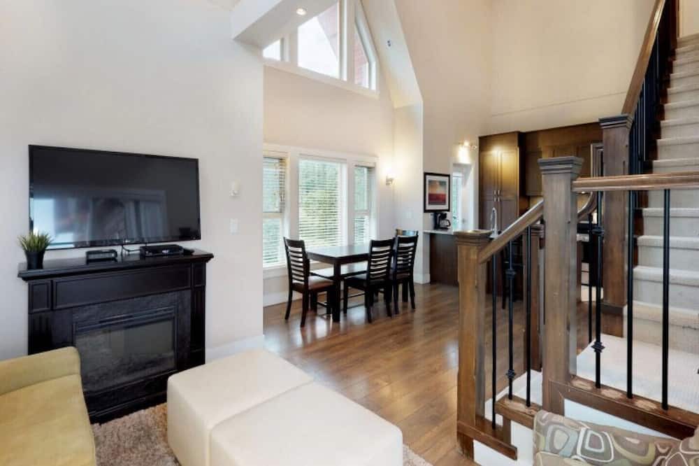 Photo of Livingroom in Harrison Hot Springs