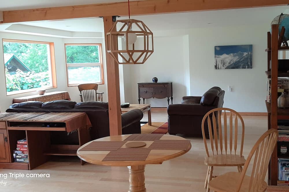 Photo of Livingroom in Central Kootenay