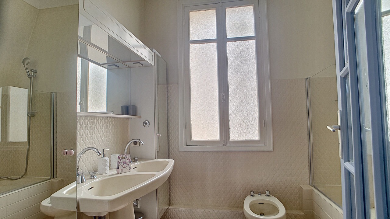 Photo of Bathroom in Gambetta