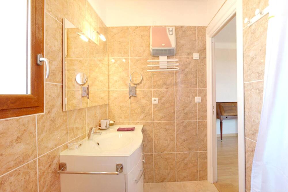 Photo of Bathroom in Ventenac-Cabardes