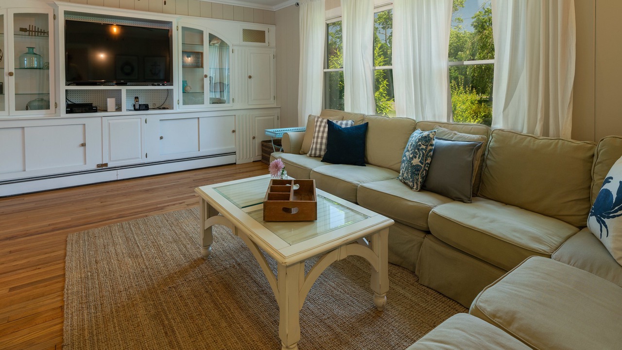Photo of Livingroom in Southold