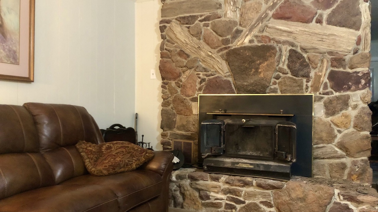 Photo of Livingroom in Uncertain