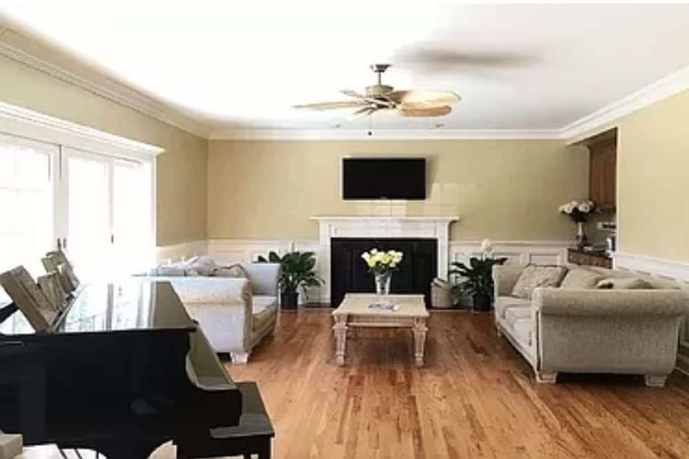 Photo of Livingroom in Kuttikkanam