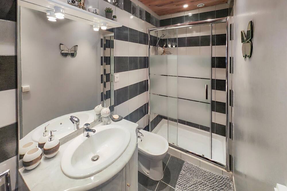 Photo of Bathroom in Angles