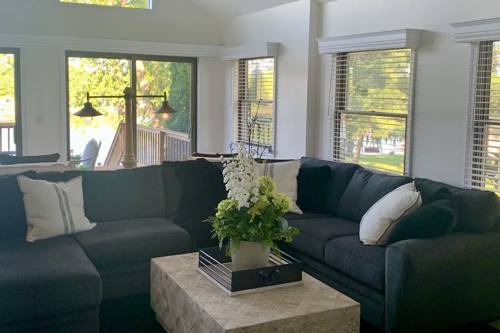 Photo of Livingroom in Fenton