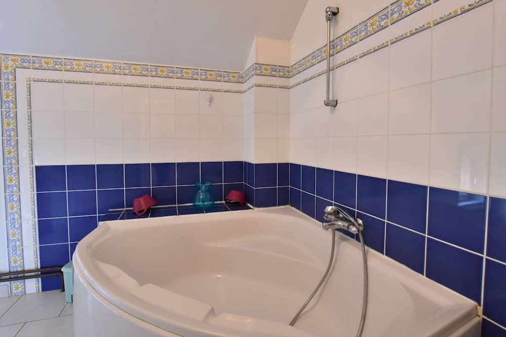 Photo of Bathroom in Englancourt