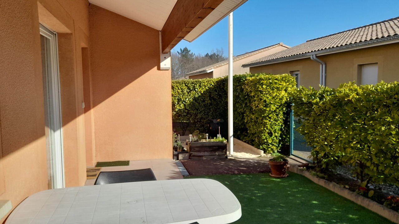 Photo of Patio Balcony in Etauliers
