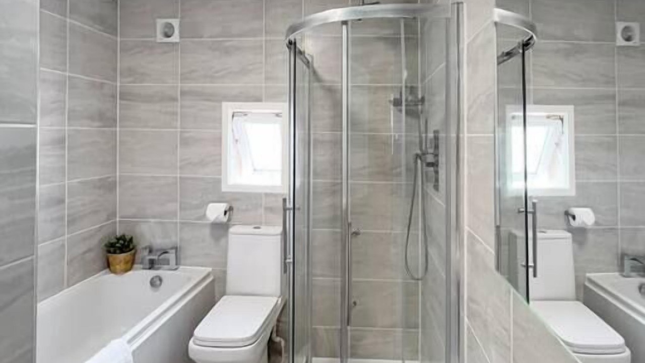 Photo of Bathroom in Budleigh Salterton