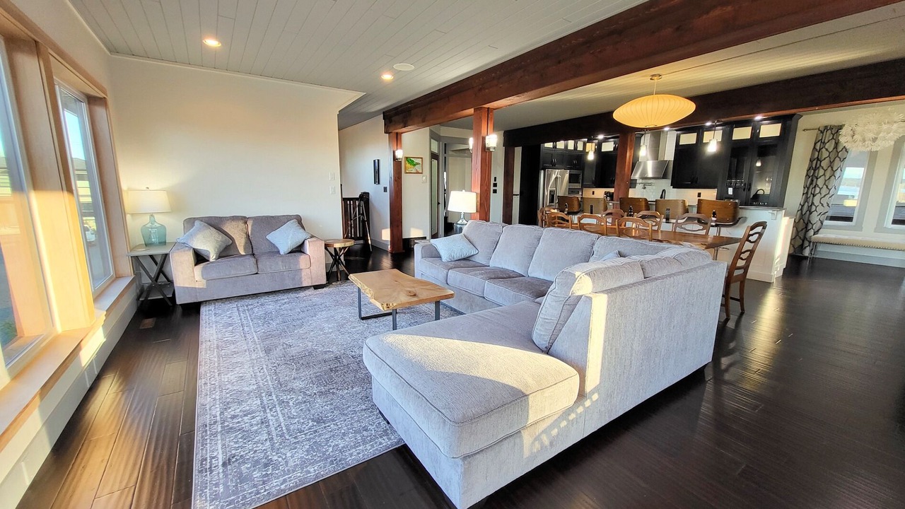 Photo of Livingroom in Courtenay