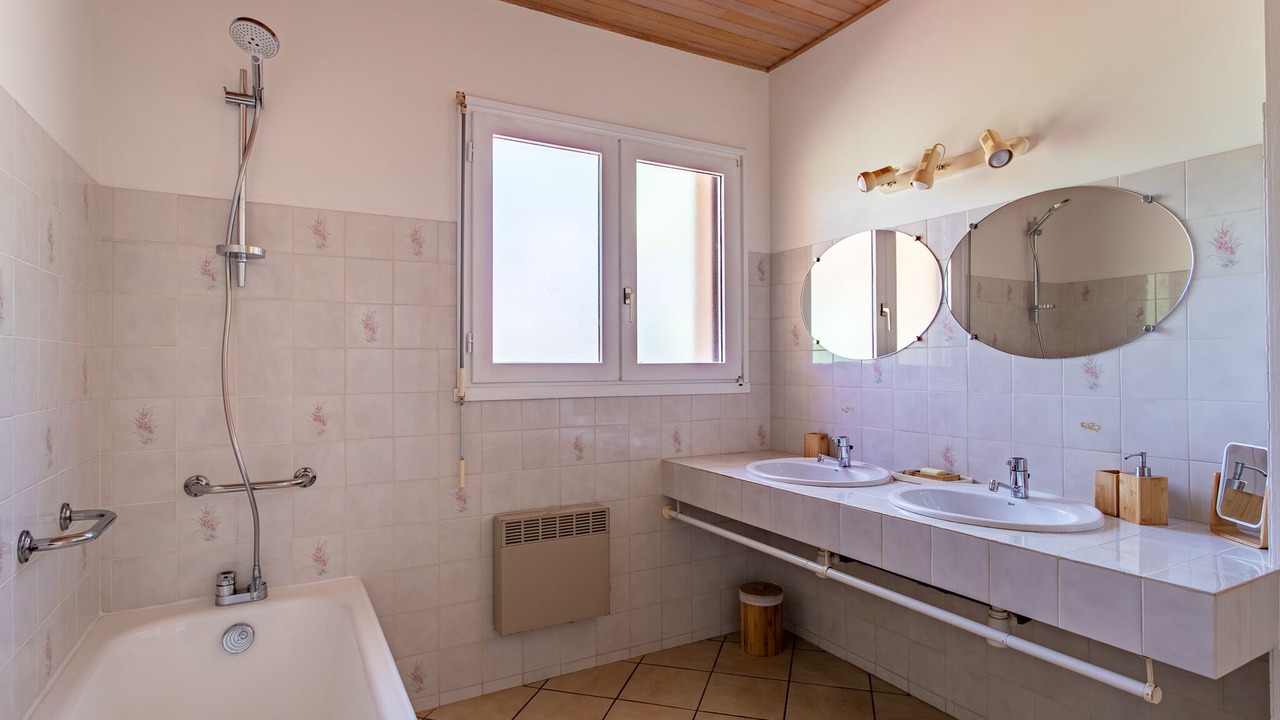 Photo of Bathroom in Le Canon