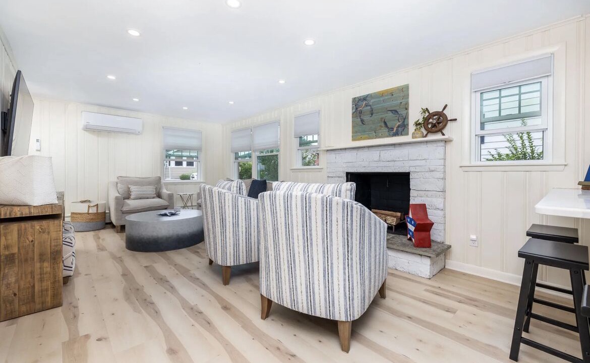 Photo of Livingroom in Middlesex County