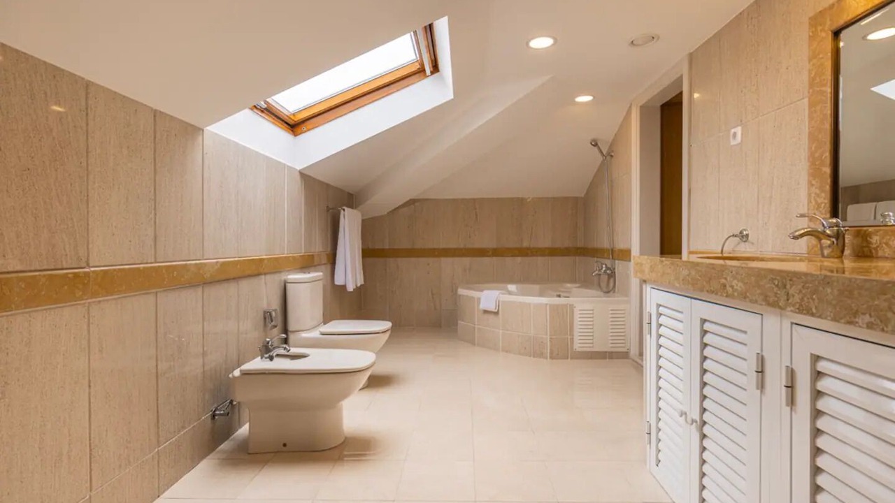 Photo of Bathroom in Colares