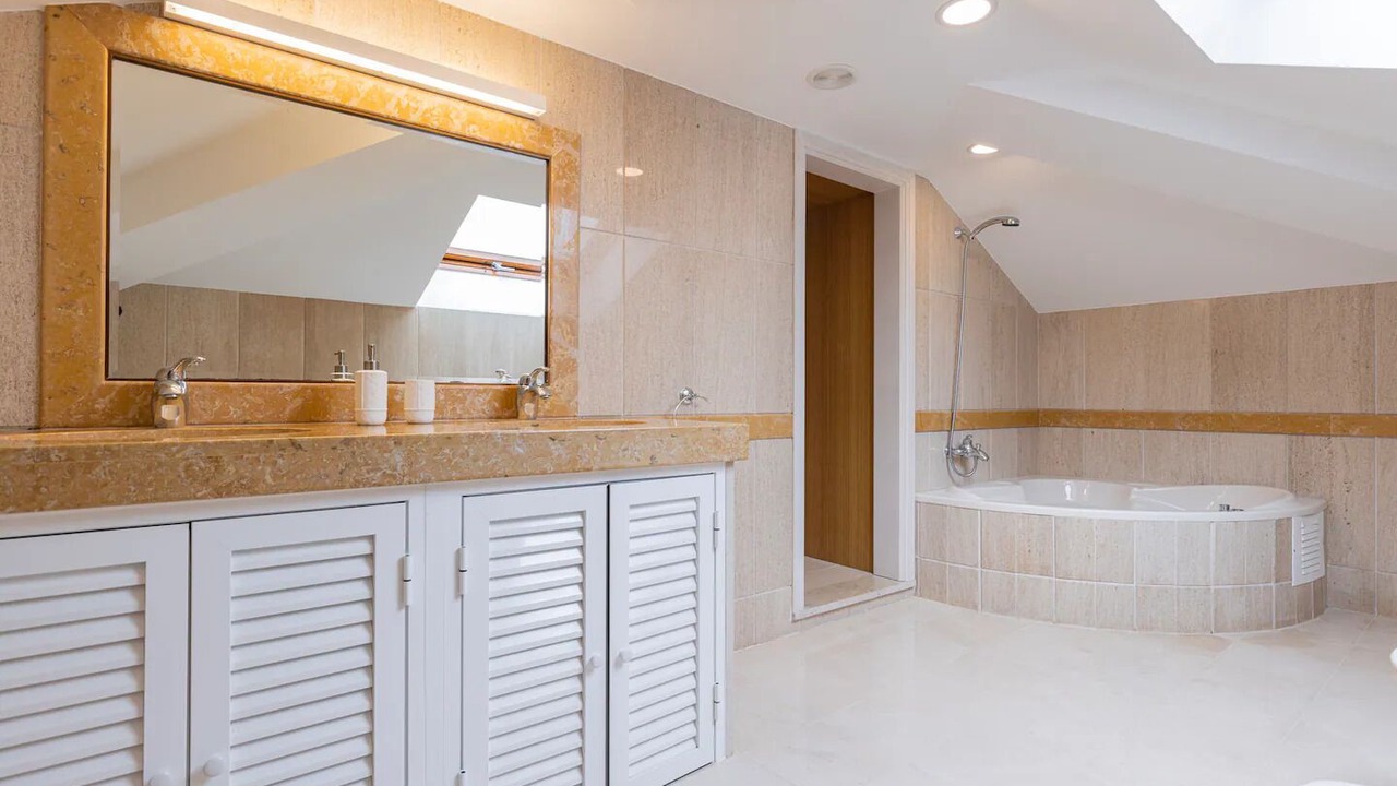 Photo of Bathroom in Colares