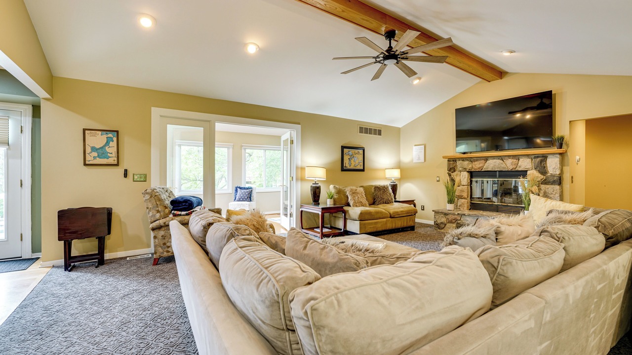 Photo of Livingroom in Commerce Township