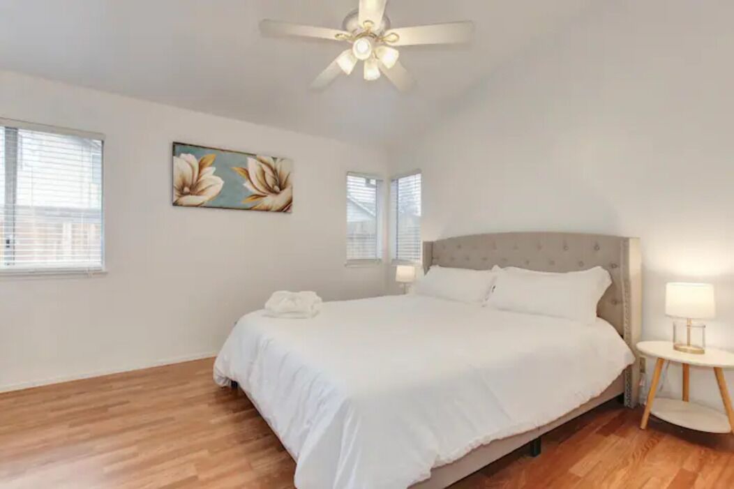 Photo of Bedroom in Hood