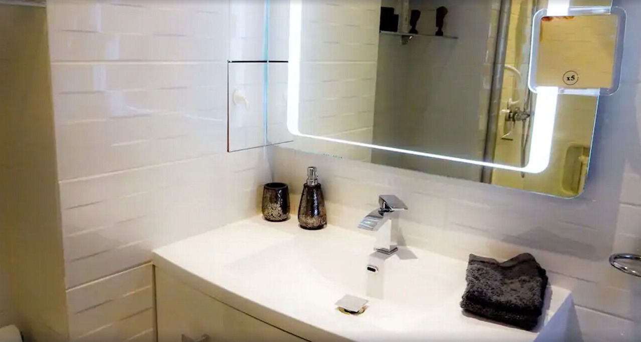 Photo of Bathroom in Opera