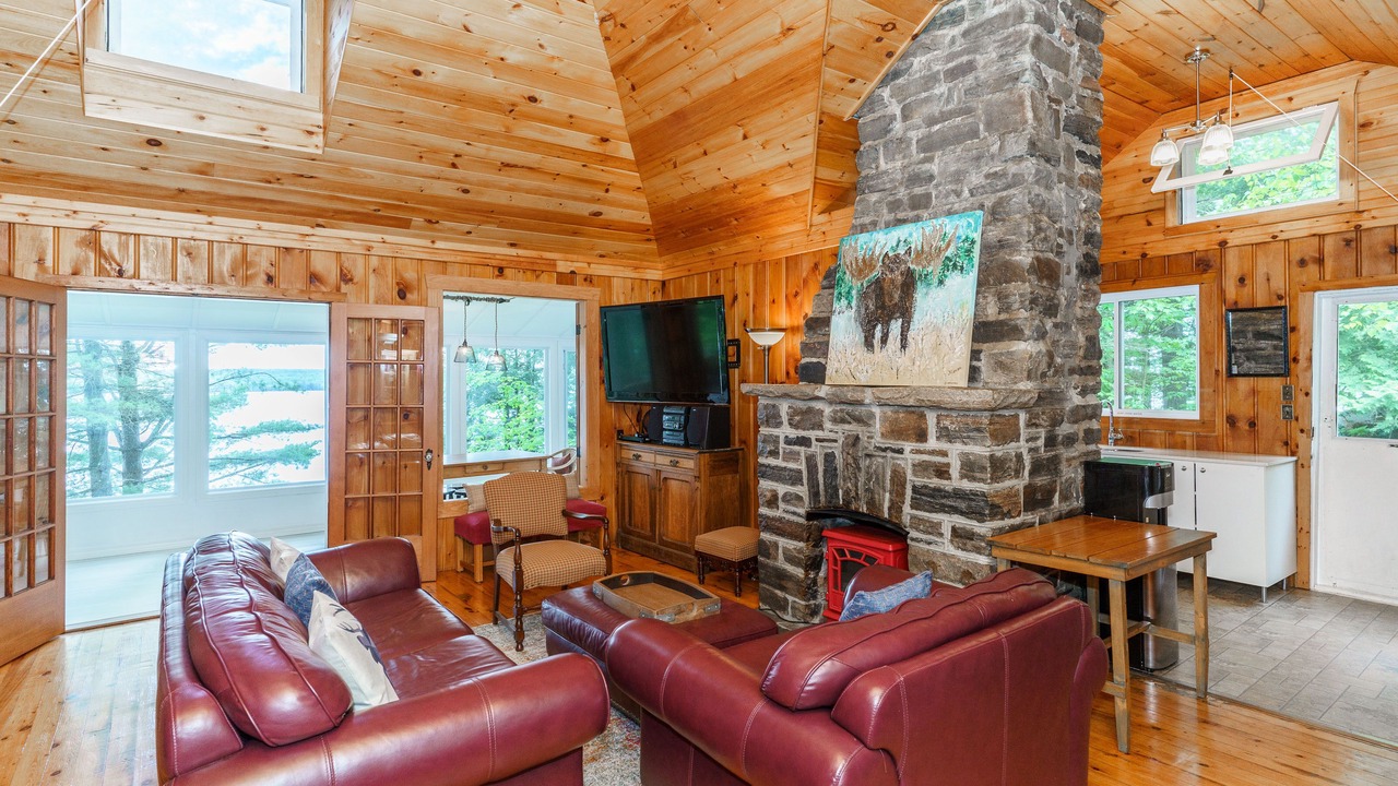 Photo of Livingroom in Algonquin Highlands