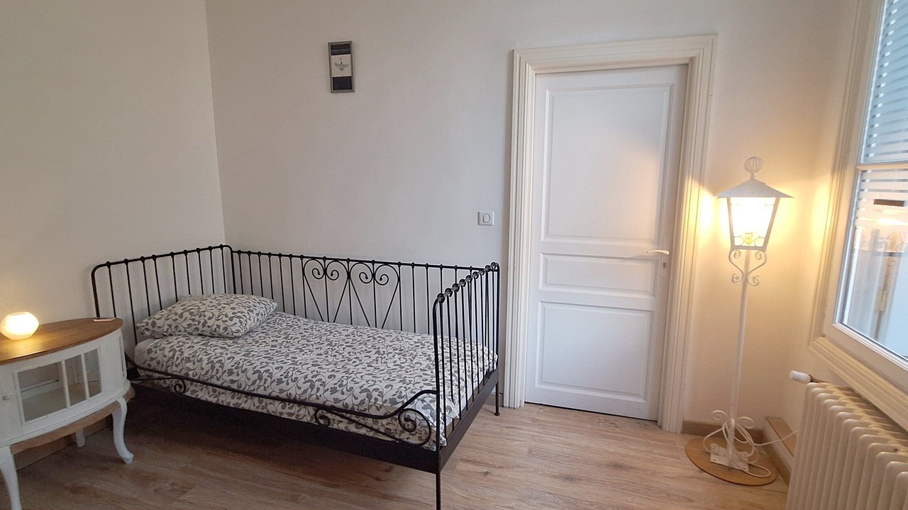 Photo of Bedroom in Antigone