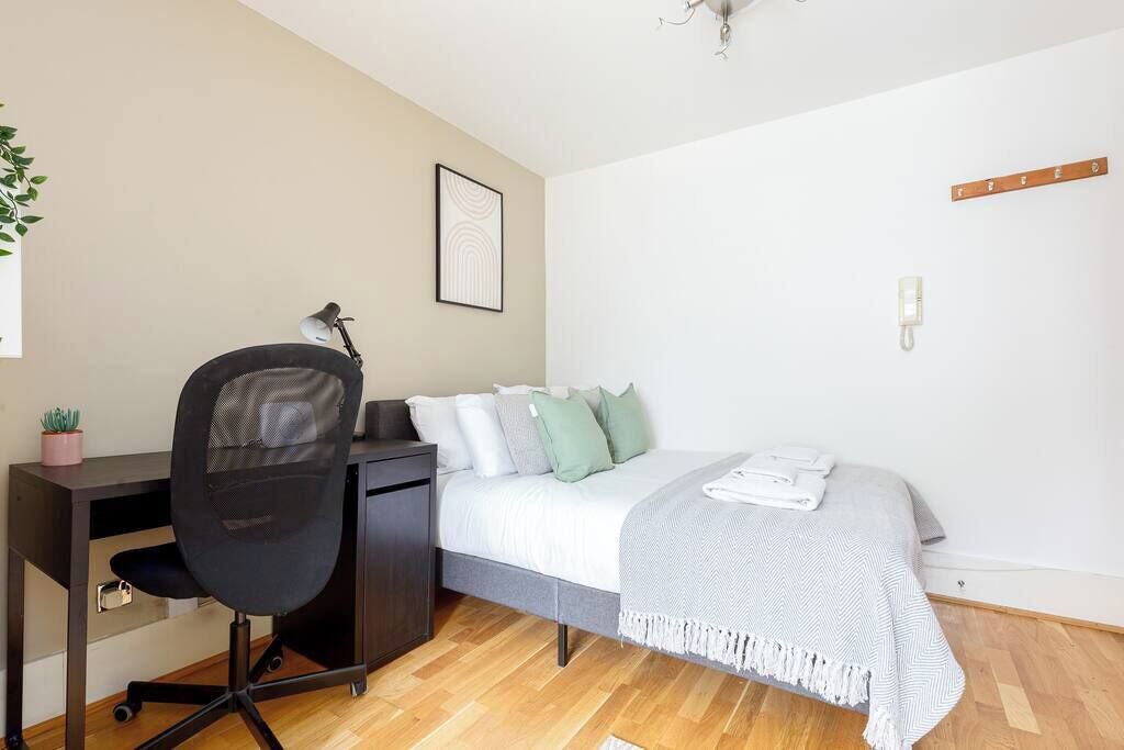 Photo of Bedroom in Lancaster Gate
