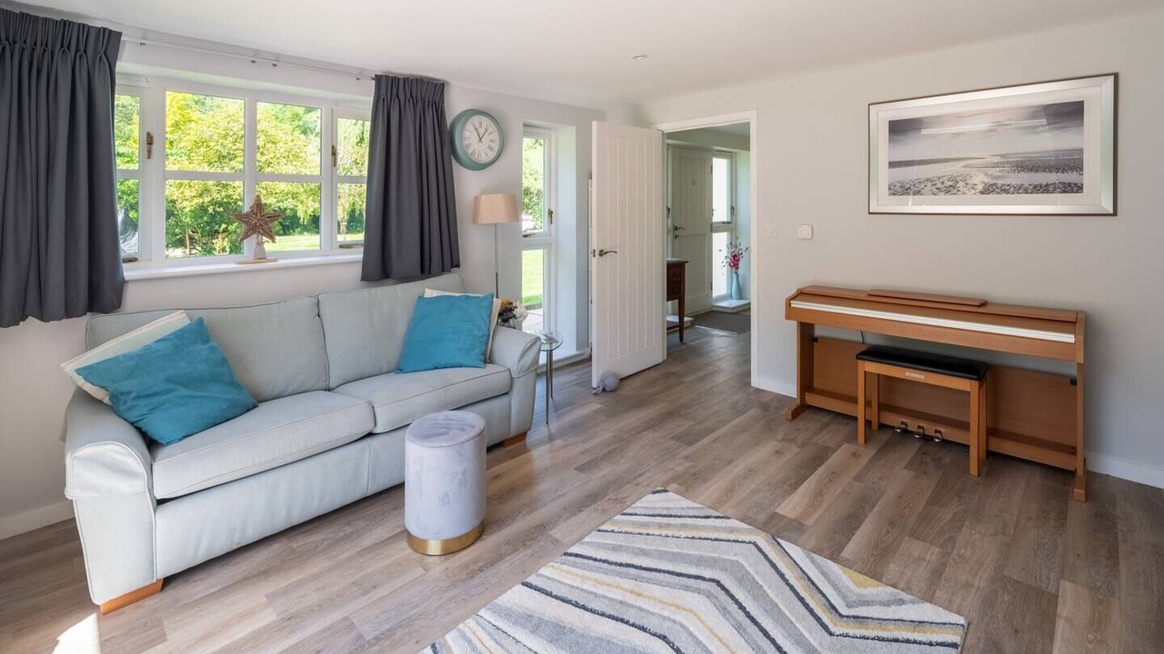 Photo of Livingroom in Holcombe Burnell