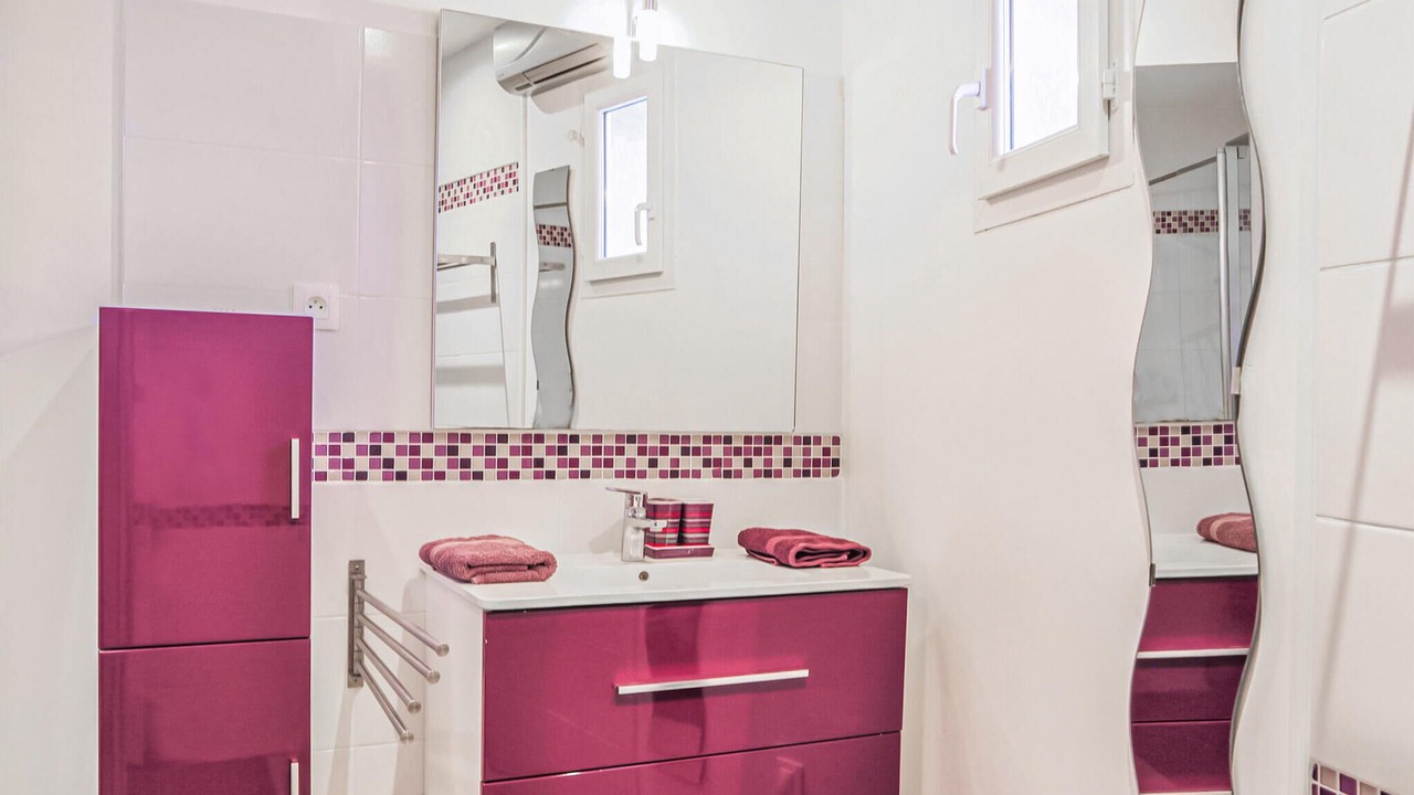 Photo of Bathroom in Violes