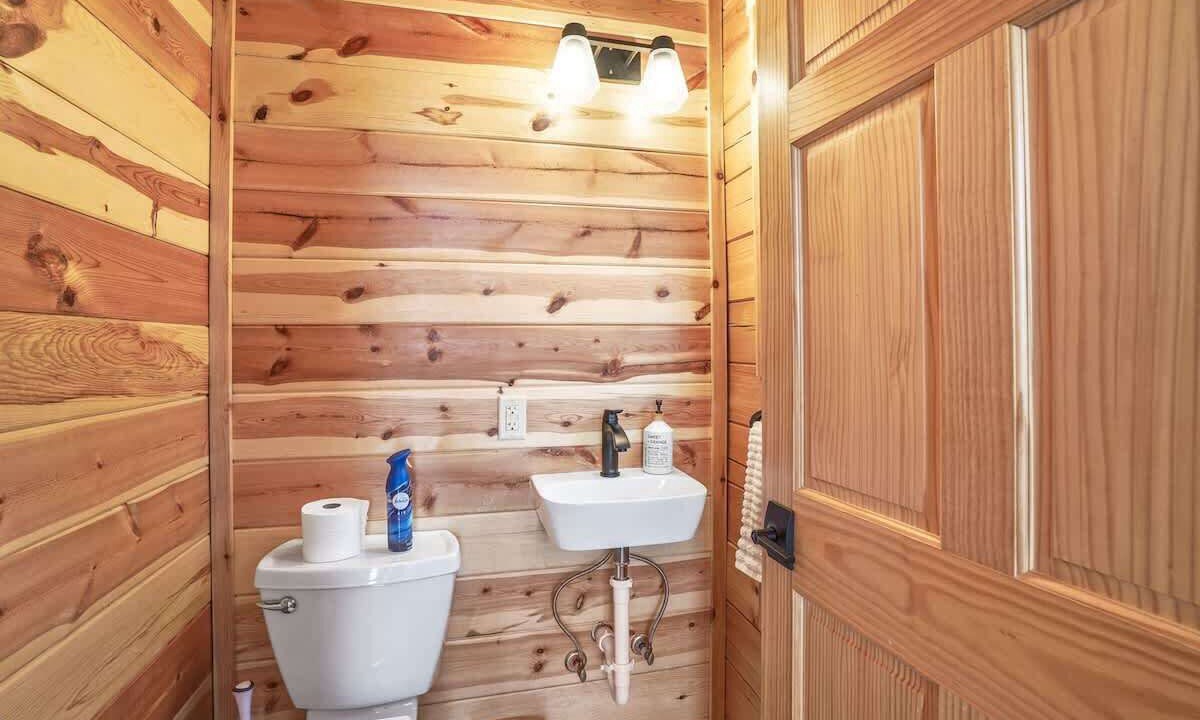 Photo of Bathroom in McArthur