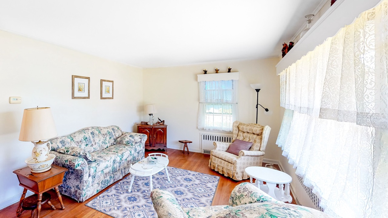 Photo of Livingroom in Southold