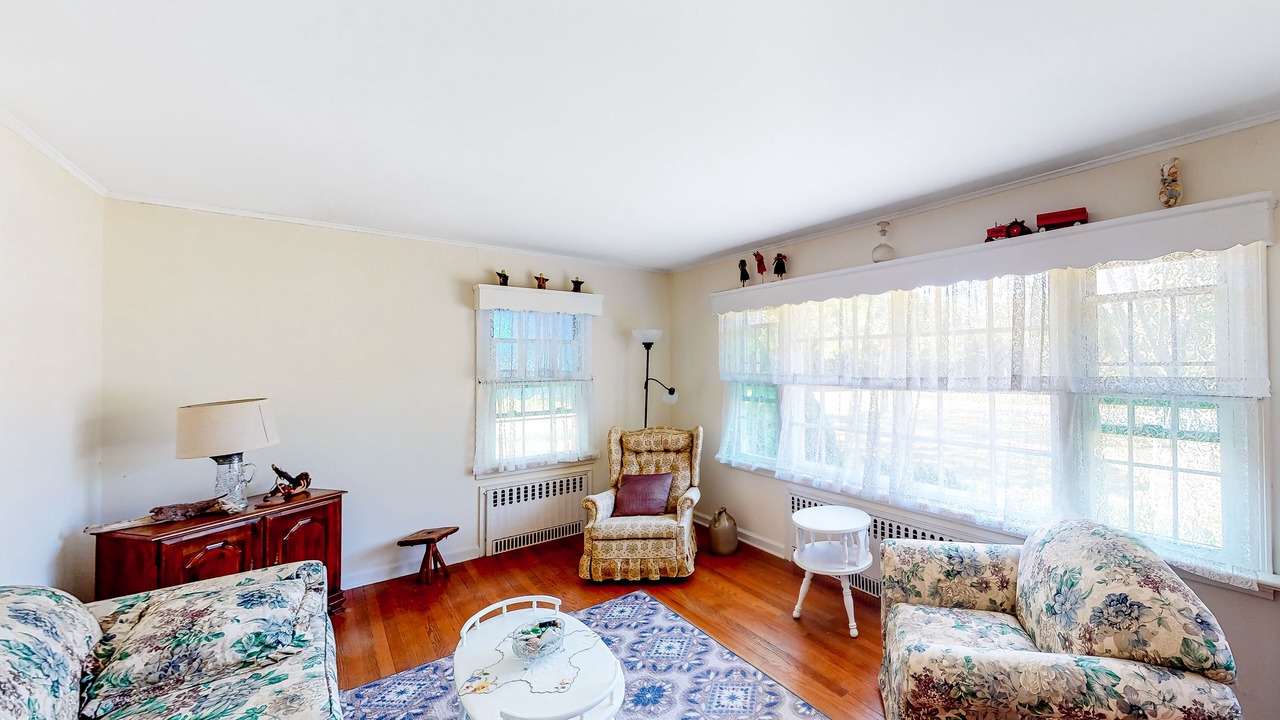 Photo of Livingroom in Southold
