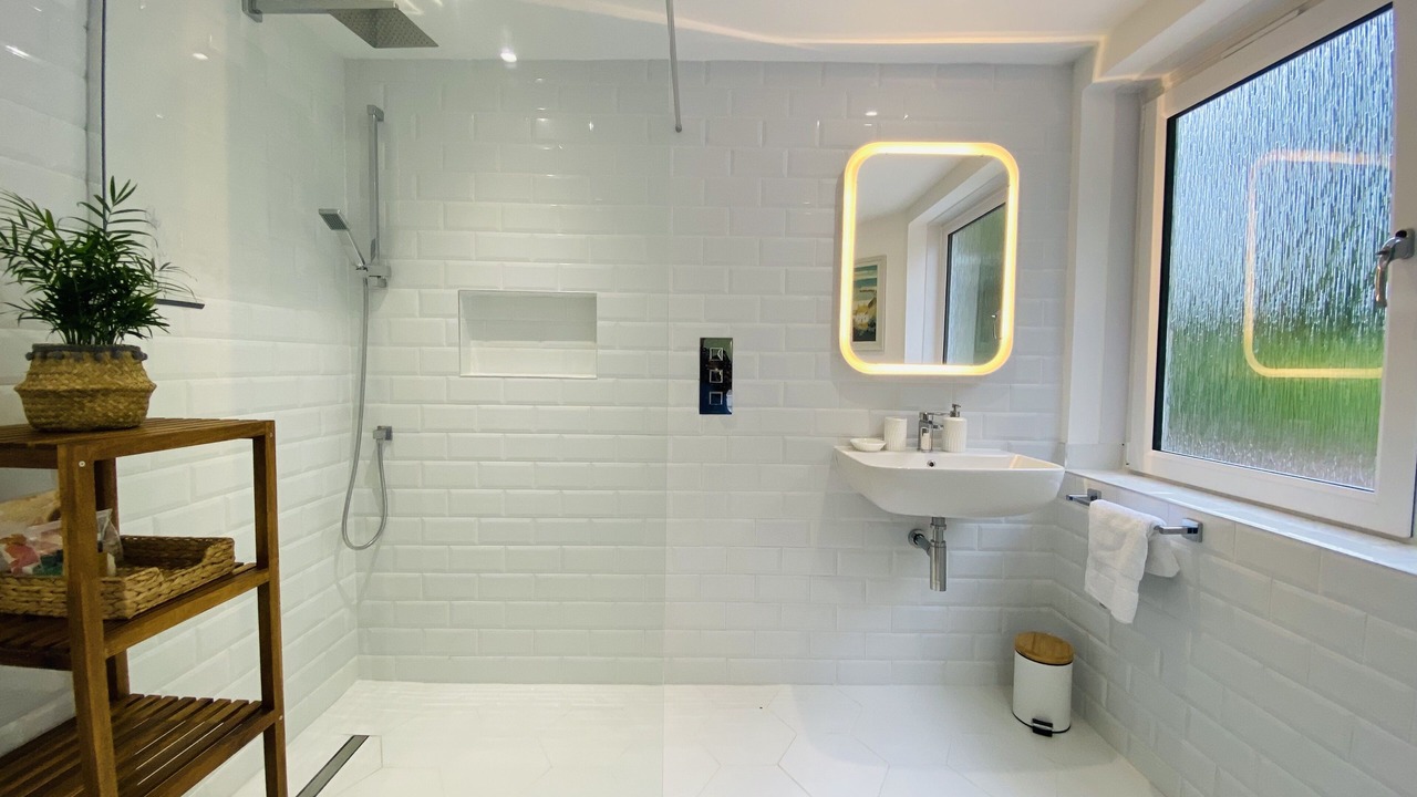 Photo of Bathroom in Pendine