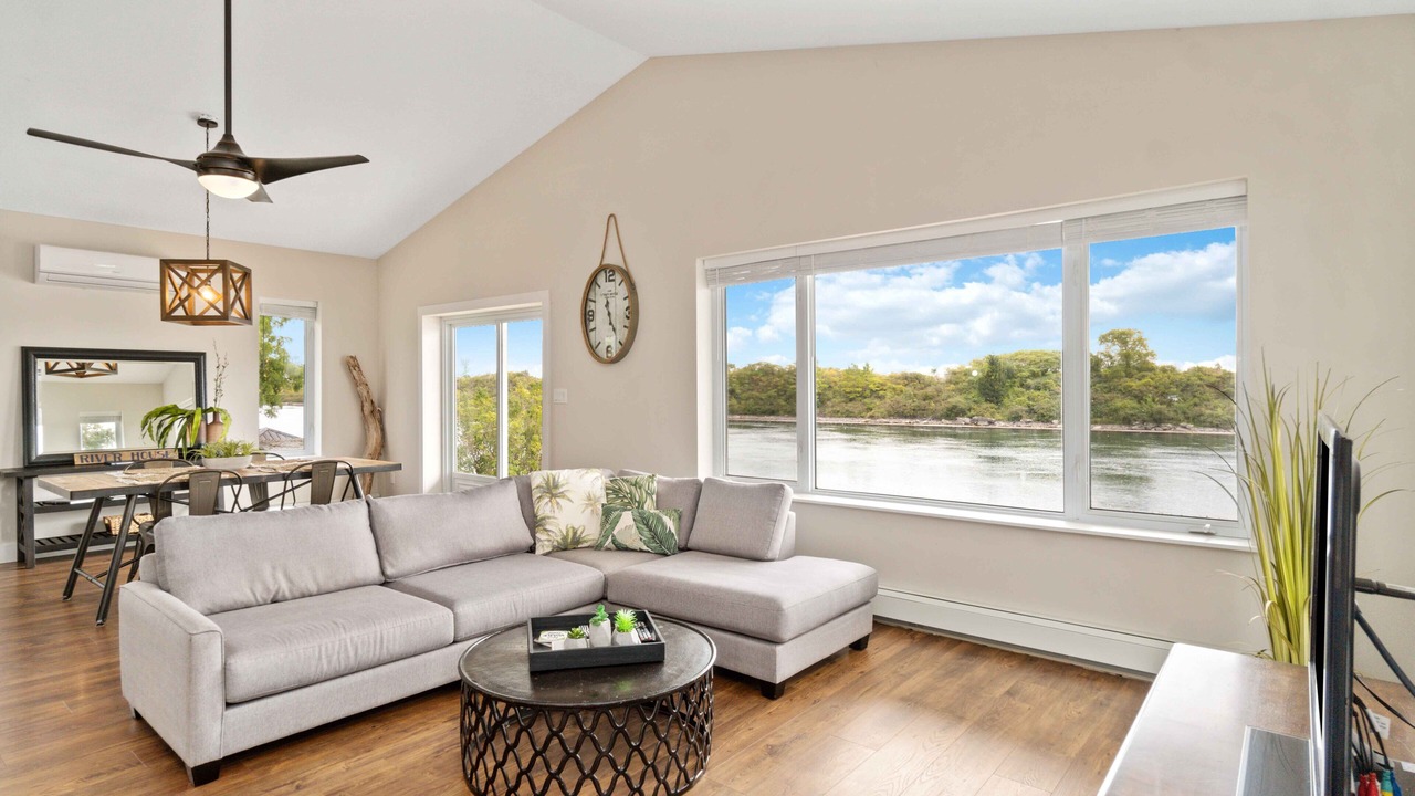 Photo of Livingroom in Edwardsburgh/Cardinal