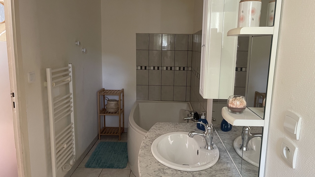Photo of Bathroom in Veuil