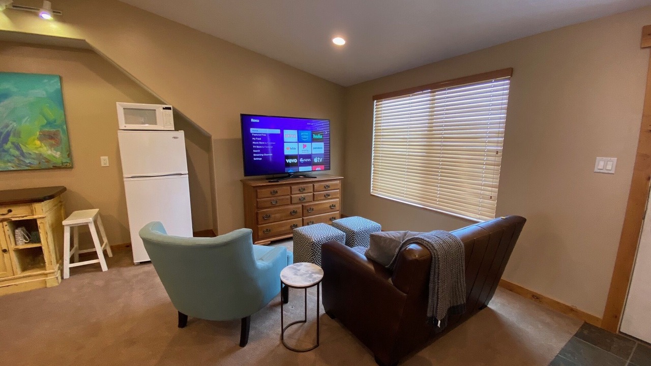 Photo of Livingroom in Midway