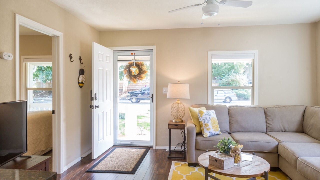 Photo of Livingroom in South Perry District