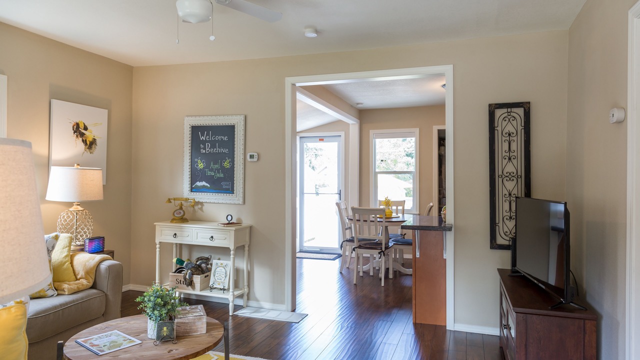 Photo of Livingroom in South Perry District