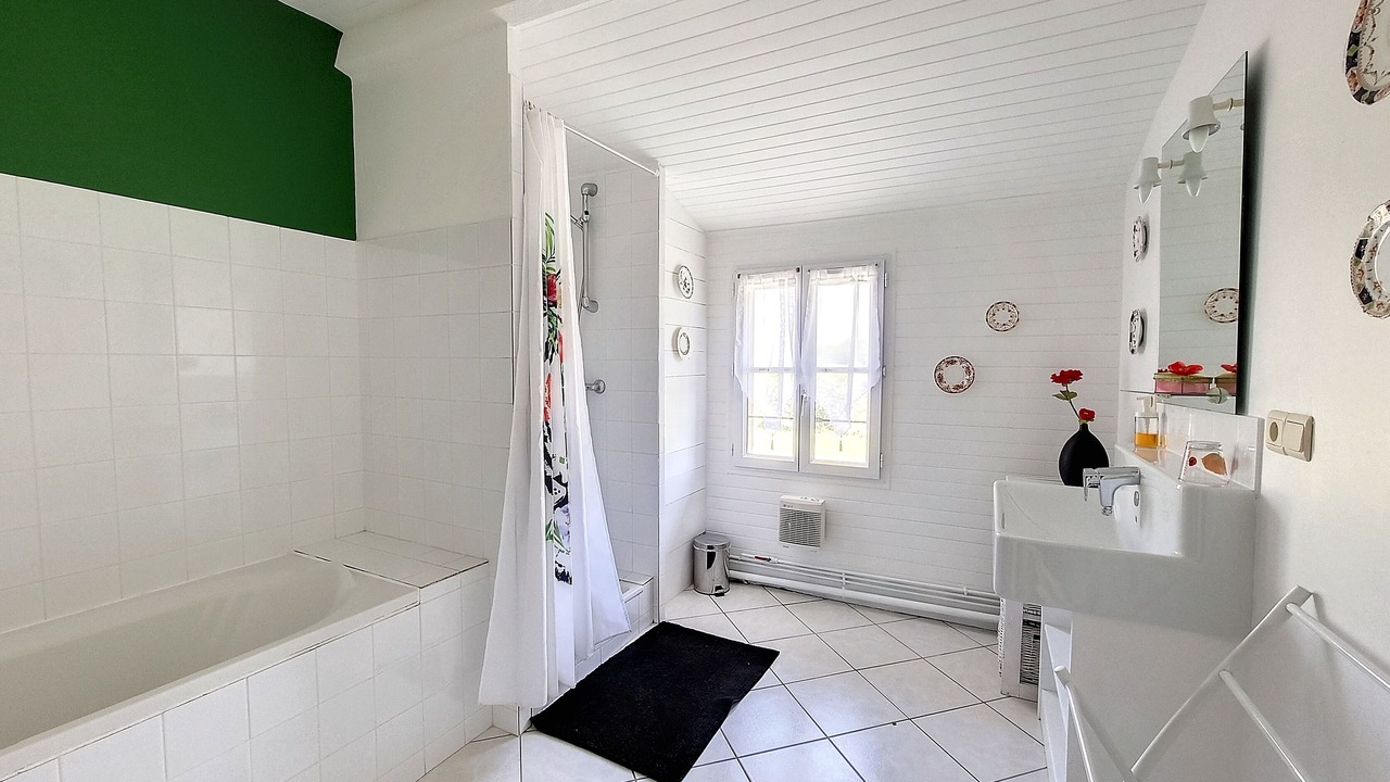 Photo of Bathroom in Sainte-Foy-la-Longue