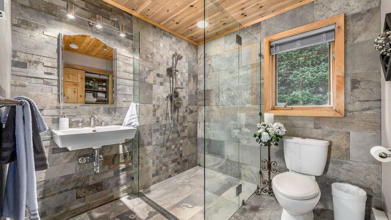 Photo of Bathroom in Tors Cove