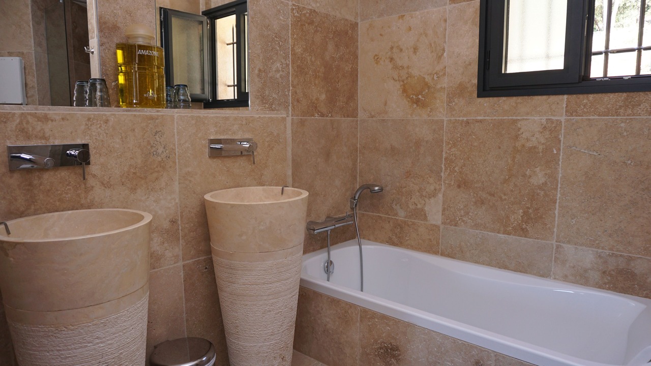 Photo of Bathroom in Entrecasteaux
