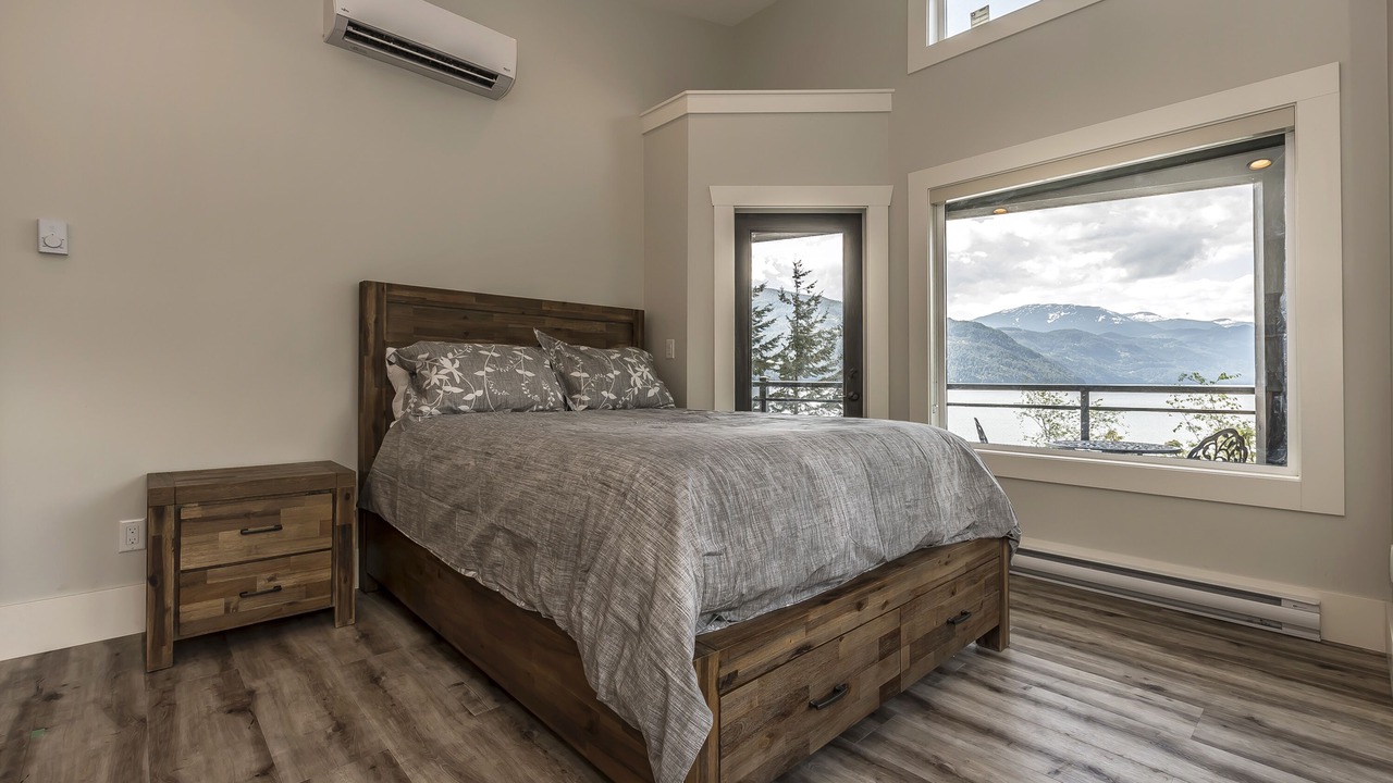 Photo of Bedroom in Harrison Hot Springs