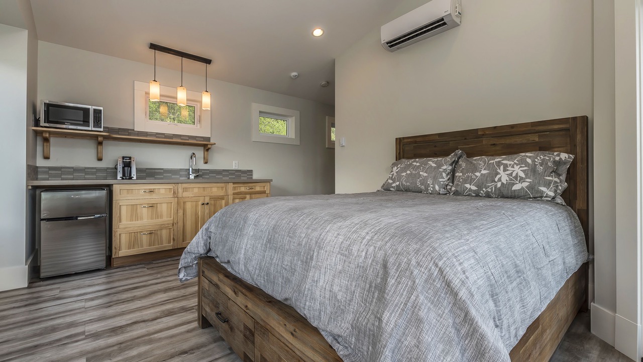 Photo of Bedroom in Harrison Hot Springs