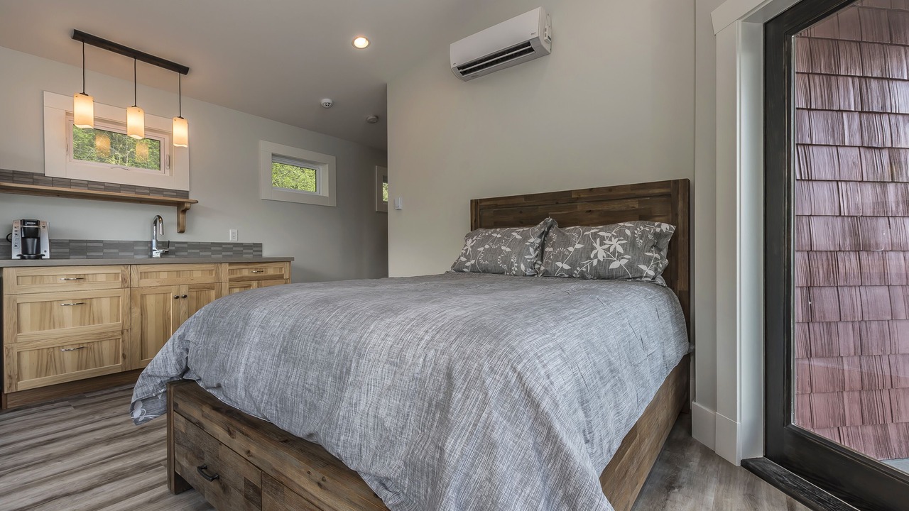Photo of Bedroom in Harrison Hot Springs