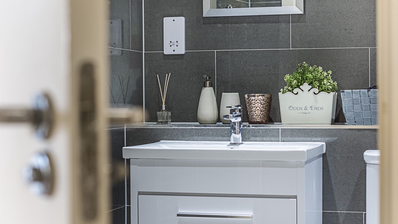 Photo of Bathroom in Island Gardens