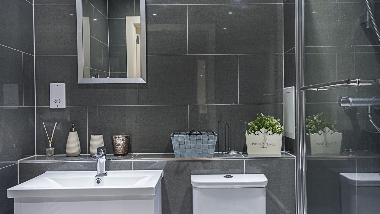 Photo of Bathroom in Island Gardens