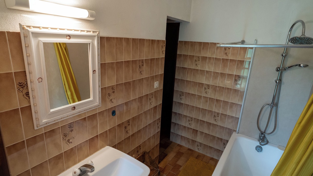 Photo of Bathroom in Camarade