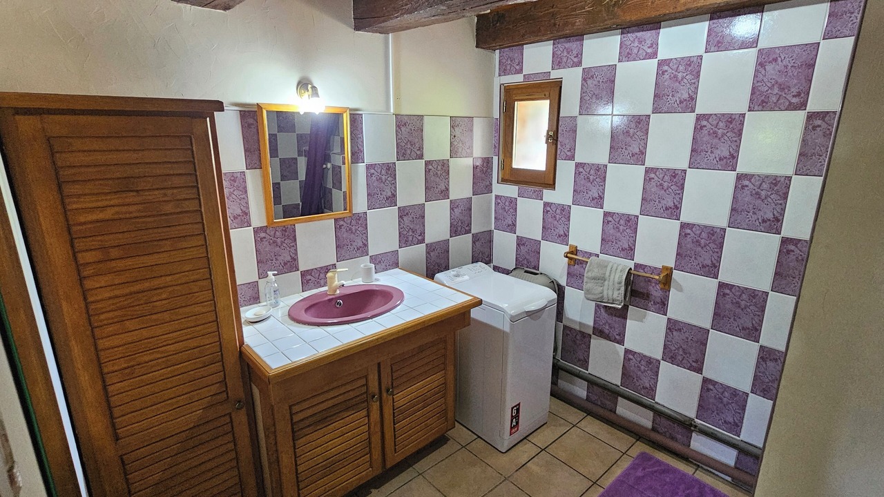 Photo of Bathroom in Felon