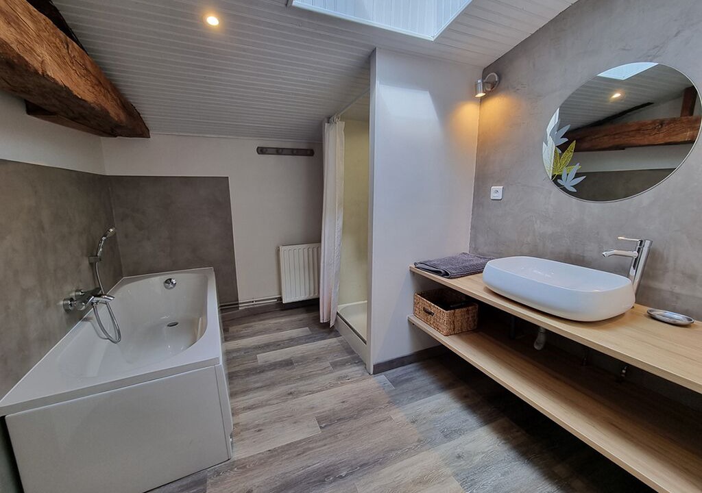 Photo of Bathroom in Saint-Martin-Lars-en-Sainte-Hermine