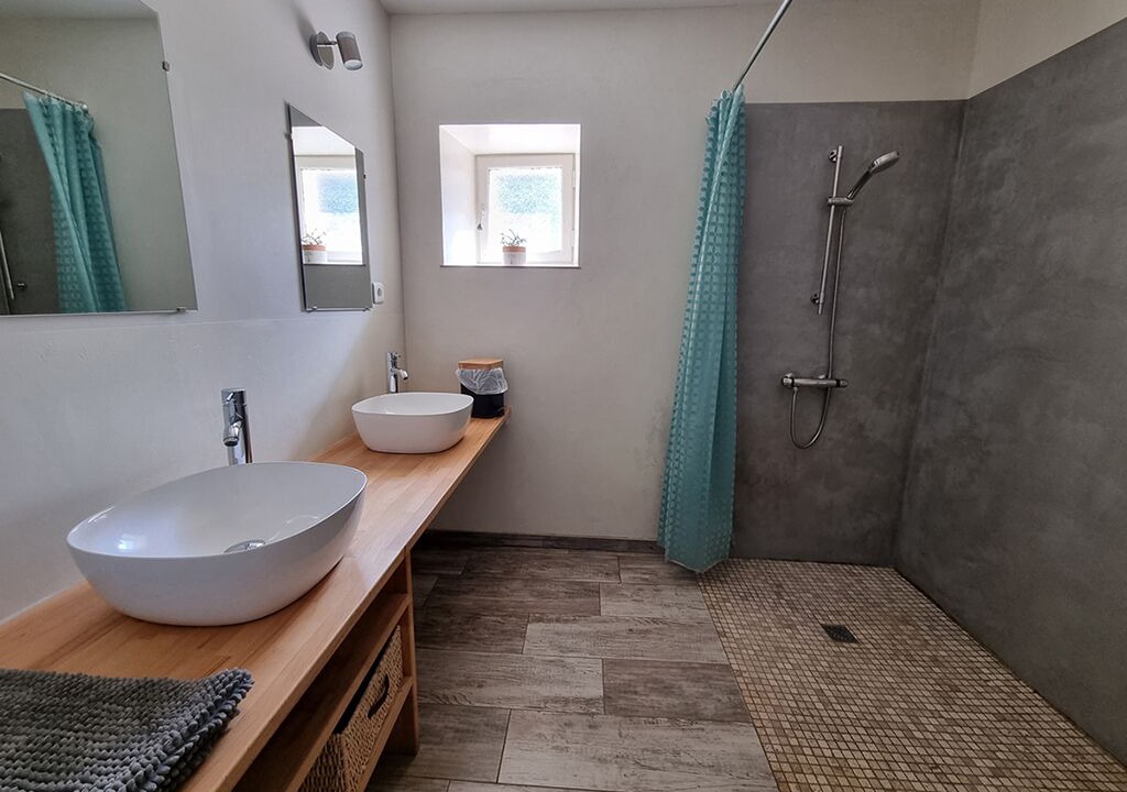 Photo of Bathroom in Saint-Martin-Lars-en-Sainte-Hermine