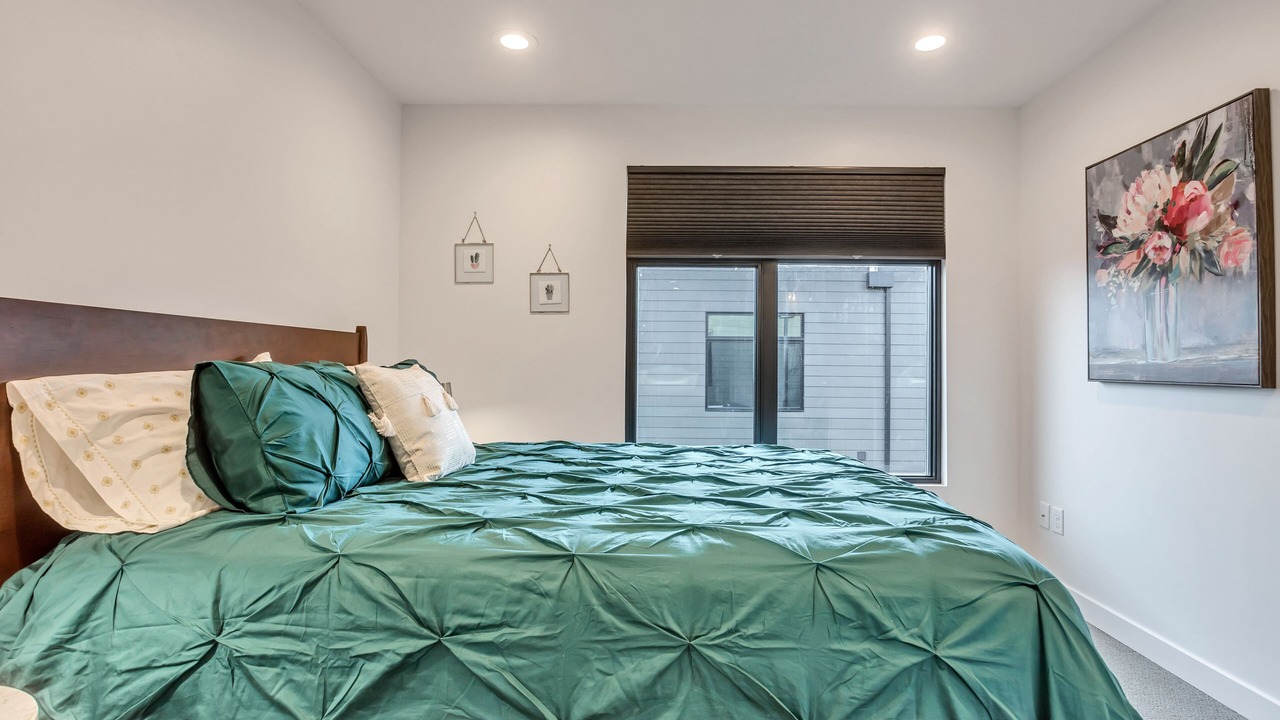 Photo of Bedroom in People's Freeway