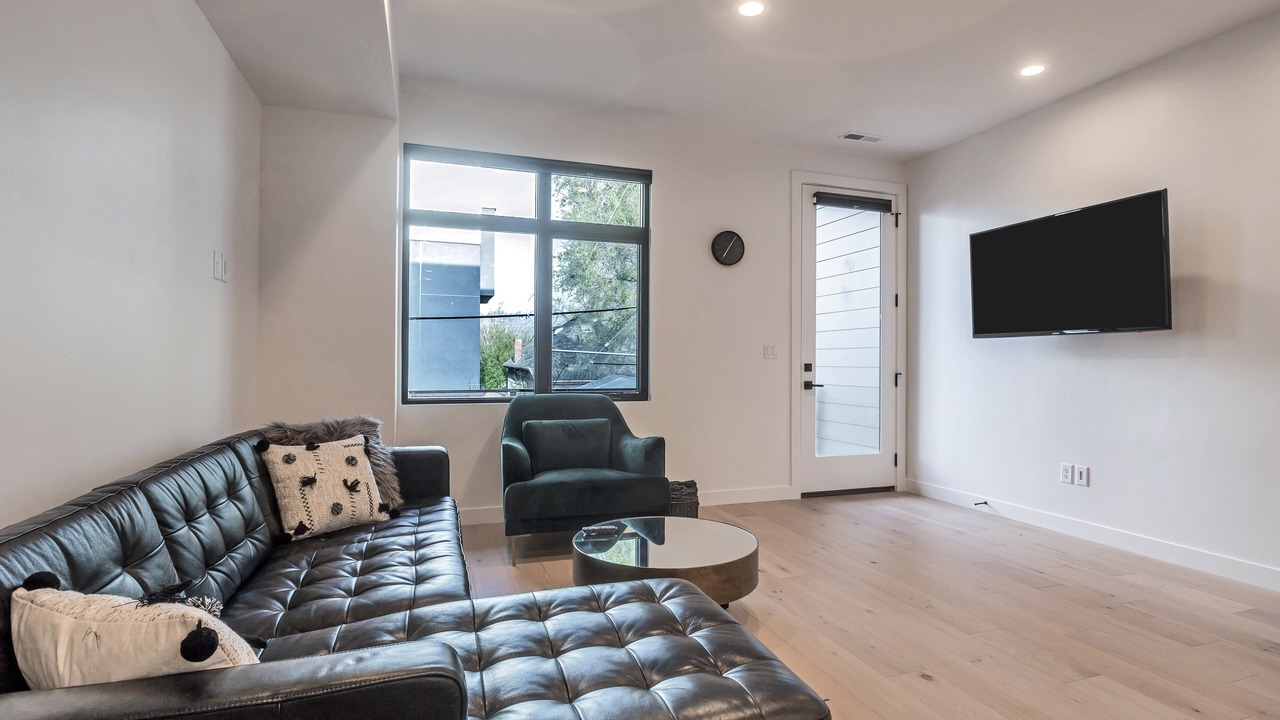 Photo of Livingroom in People's Freeway